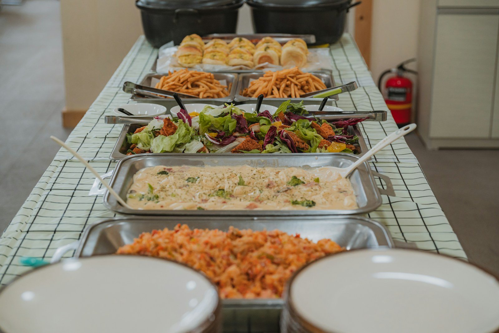 Aneka hidangan catering tersaji di meja prasmanan